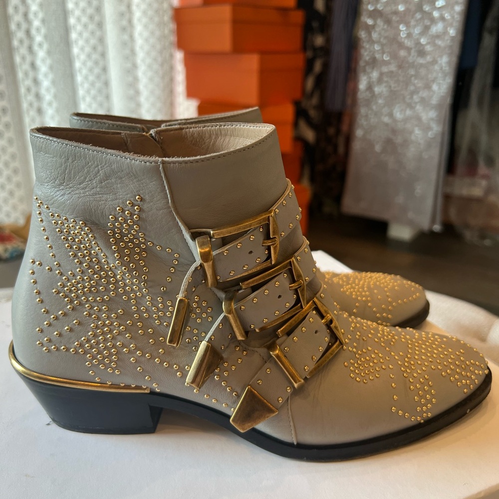 Chloe Suzanna boots in grey